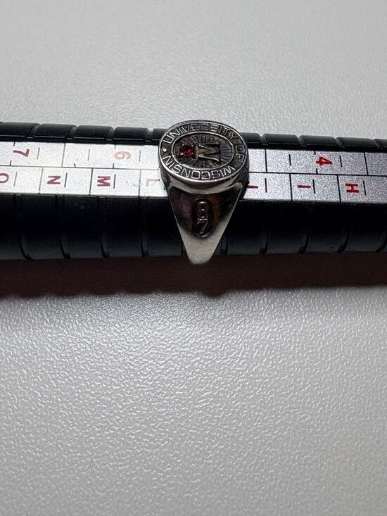 Vintage 1987 University of Wisconsin Class Ring, Herff Jones Ultrium, Size 5.5 - Picture 4 of 7